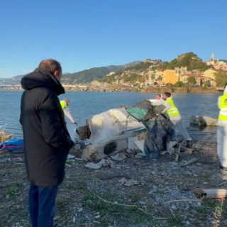 Migranti a Ventimiglia, accampamenti abusivi e rifiuti in spiaggia: continuano gli sgomberi