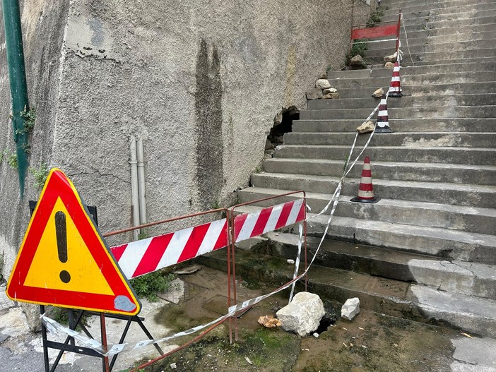 Sanremo, scalinata tra via Agosti e via Martiri nel degrado da oltre un anno, residenti e commercianti: &quot;Bisogna fare qualcosa&quot; (Foto)