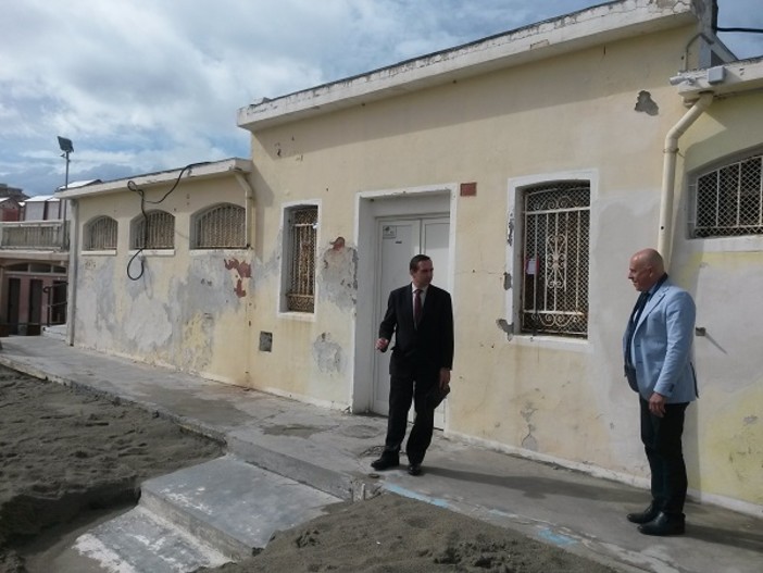 Imperia: la spiaggia libera attrezzata può aprire dal 1 maggio. Sopralluogo del Dirigente Pierre Marie Lunghi