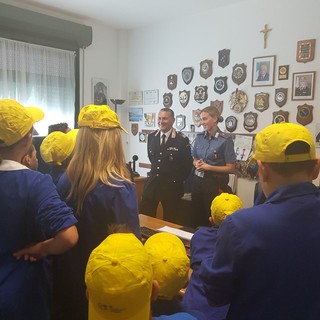 Taggia: a lezione di legalità con i Carabinieri, i bimbi della scuola primaria Mazzini in visita alla caserma dell'Arma