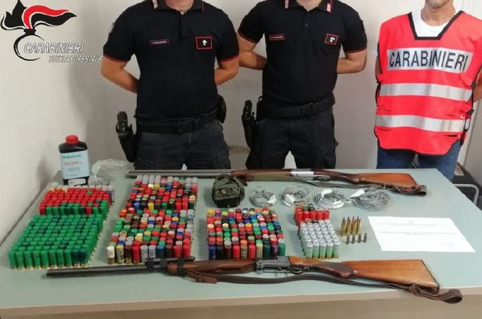 Taggia: aveva un mini arsenale in casa, bracconiere tabiese arrestato dai Carabinieri Forestali (Foto)