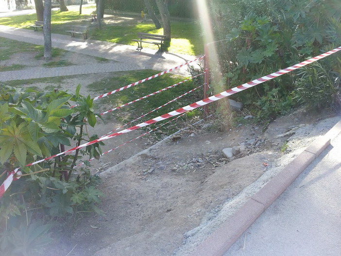 Sanremo: dopo la segnalazione di un lettore rimosso spunzone di ferro dai giardini di San Martino