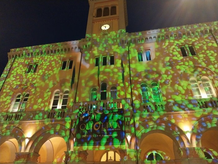 Olioliva 2023, l'installazione di Settimio Benedusi proiettata in piazza Dante (video)