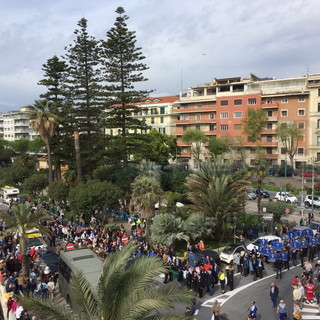 Sanremo: per pioggia e forte vento, annullato il lancio dei paracadutisti della Folgore