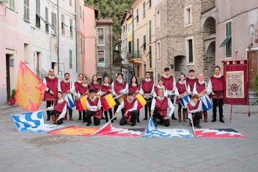 Sbandieratori e musici dell’ente agosto medievale città di Ventimiglia protagonisti alla disfida dei Doria (Foto)