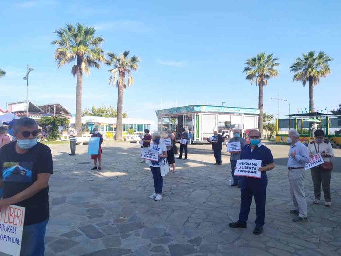 A Imperia sentinelle in piedi contro il ddl Zan: &quot;No all'omofobia per legge&quot; (foto e video)