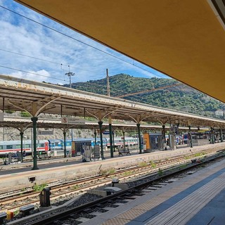 Ventimiglia, treno francese bloccato alle Calandre: traffico ferroviario in tilt (Foto)