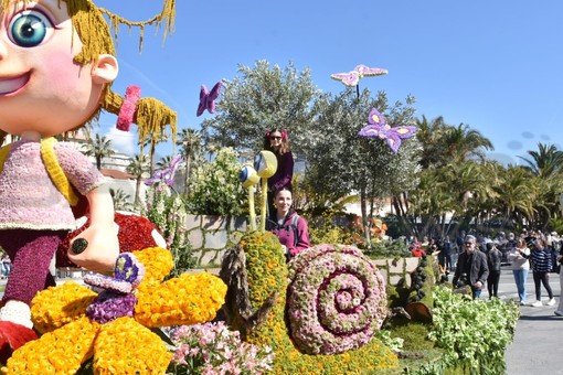 Corso Fiorito 2024: circa 50mila persone alla sfilata dei carri in fiore sotto un bellissimo sole (Foto e video)