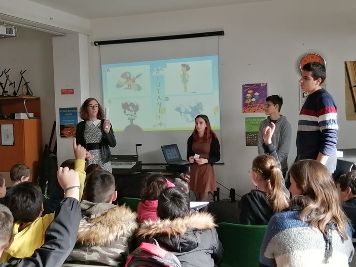 Imperia: bambini a lezione sull'uso consapevole di internet, gli insegnanti sono studenti dell'Amoretti