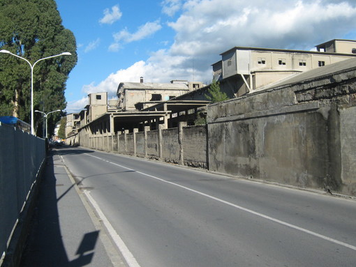 Imperia: ex Italcementi, lettore si chiede a quando l'abbattimento della struttura