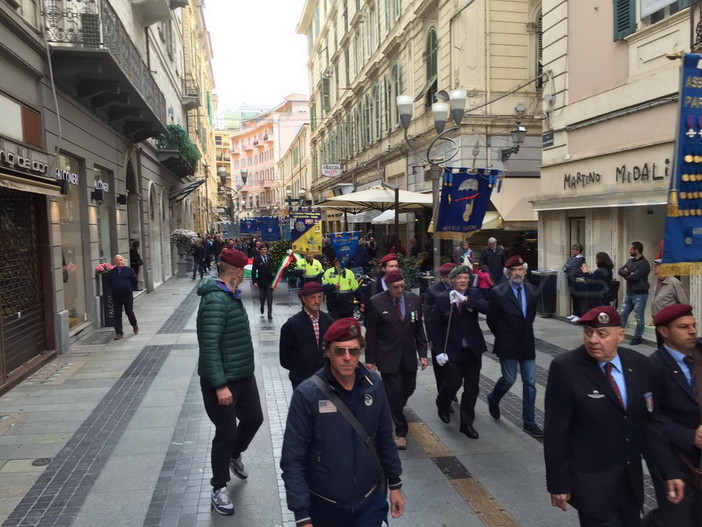 Sanremo: ecco la sfilata della Fanfara della Brigata Folgore per le le vie del centro (foto e video)