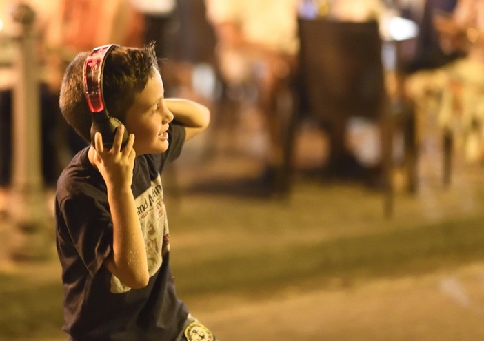 Sanremo: grande partecipazione alla silent disco sul porto vecchio, le foto della serata