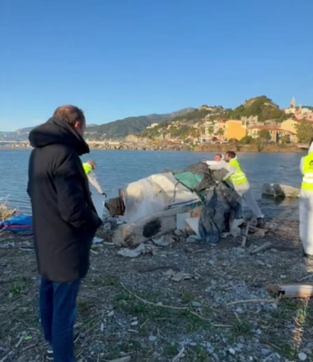 Migranti a Ventimiglia, accampamenti abusivi e rifiuti in spiaggia: continuano gli sgomberi