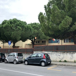 Imperia, rottura del tubo dell'acquedotto in via Cascione, a secco la scuola dell'infanzia e la primaria di via degli Ulivi: disagi tutto il giorno per 90 bambini