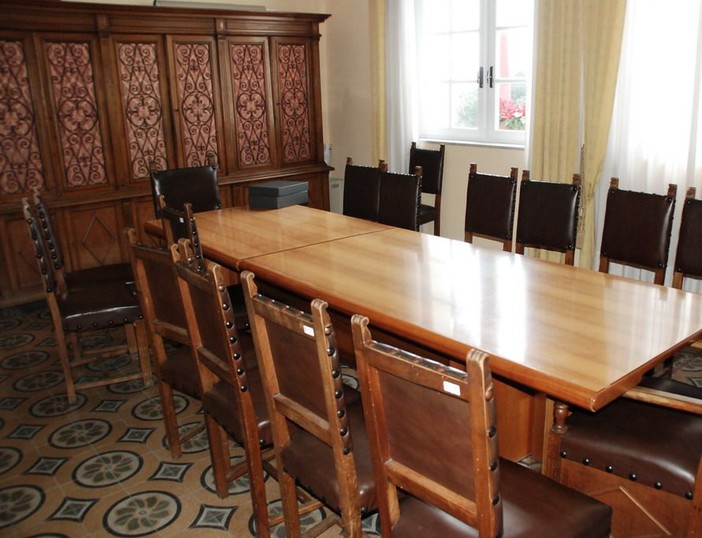 Bordighera, 10mila euro per il restauro di sedie e arredi comunali della sala giunta