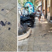 Sanremo: donna rapinata della collanina in corso Garibaldi, il malvivente le spruzza vernice spray sul volto (Foto)