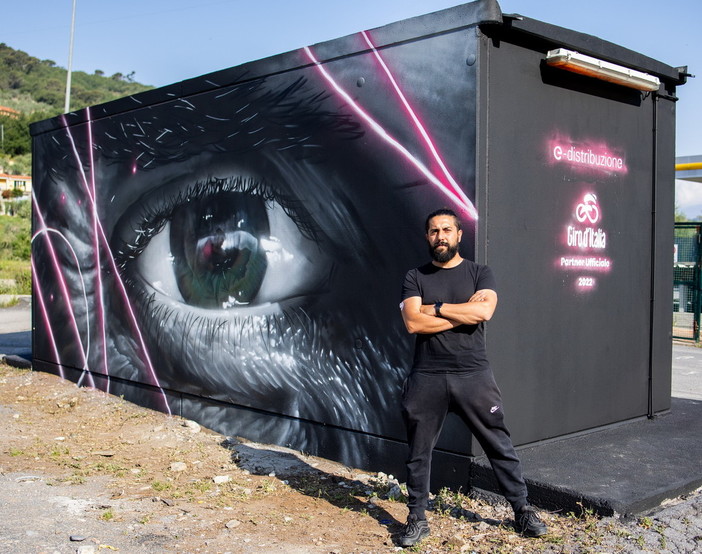 A Imperia l’opera di street art per le cabine di E-Distribuzione celebra il Giro d’Italia