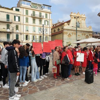 Sanremo, anche gli studenti del 'Cassini' alla manifestazione di solidarietà alle donne iraniane (foto)