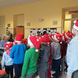 Ventimiglia: alla vigilia delle feste, la scuola primaria di Latte visita la Casa di Riposo E. Chiappori