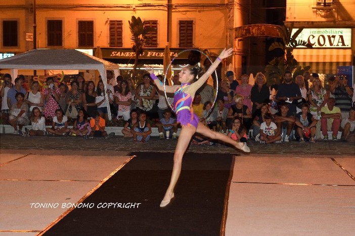 Sanremo: grande successo di pubblico ieri sera in piazza Colombo con lo spettacolo di ginnastica ritmica