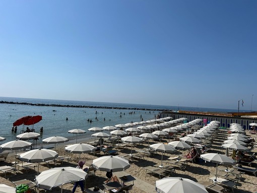 Sanremo, bel tempo e turisti non placano le paure dei balneari: &quot;Maggio e giugno hanno rovinato la stagione&quot; (Foto)