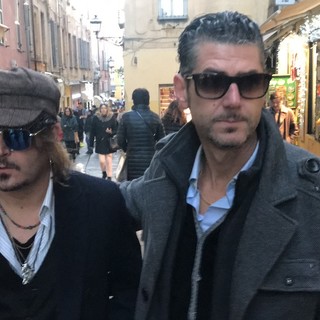 il Johnny Deep &quot;nostrano&quot; accompagnato dai bodyguard