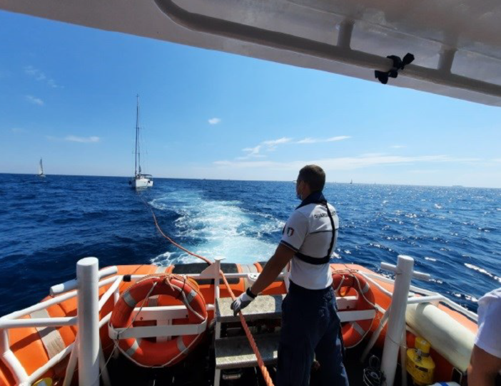 Intervento della Guardia Costiera di Imperia, soccorse tre persone durante la regata delle 'vele d'Epoca'