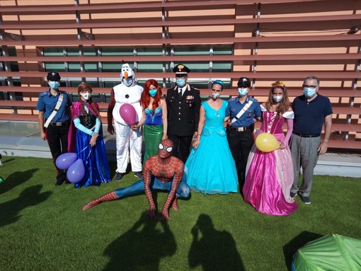 Imperia: principesse, supereroi e carabinieri in visita ai bambini ricoverati