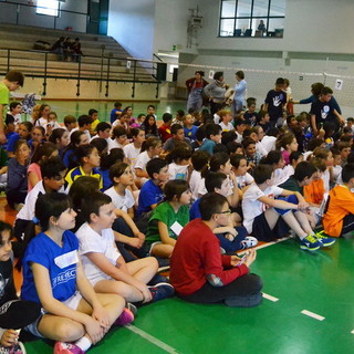 Gli alunni delle elementari del Golfo Dianese si sfidano a Pallavolo (foto)