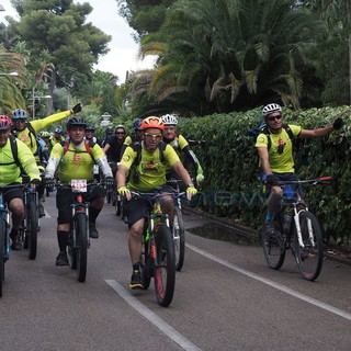 La pioggia non ferma i 100 partecipanti della Transalp Limone-Sanremo (FOTO)