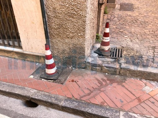 Imperia, passano le settimane e ancora il Comune non sostituisce i tombini in via Amendola, l'ira di residenti e negozianti: &quot;A rischio la sicurezza di tutti&quot; (foto)