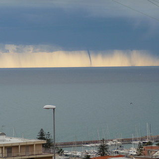 Sanremo: tromba d'aria al largo sulla costa, quattro immagini del lettore Andrea