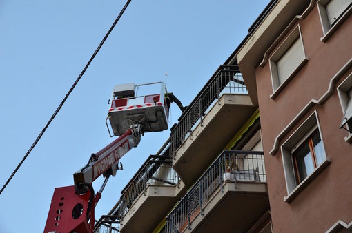 Sanremo: nonostante il forte vento pochi danni, i Vigili del Fuoco sono intervenuti per una paratia pericolante da un terrazzo