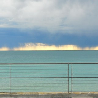 Diverse trombe d'aria in mare al largo questa mattina, foto e video dei lettori, Pennellatore &quot;Fenomeno anomalo per dicembre!&quot;