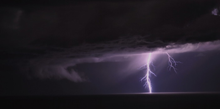 Bordighera: temporali in Riviera, la foto di un lettore di un fulmine caduto sulla città