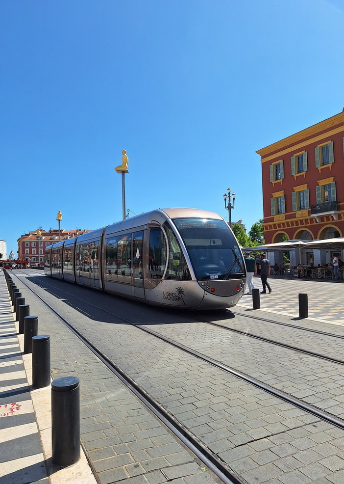 Fotografie di Bordighera sul tram cittadino di Nizza: al via la nuova campagna di promozione in Costa Azzurra
