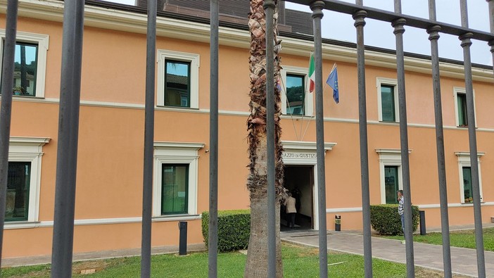 Imperia, pretende di entrare in Tribunale senza green pass: la Polizia ferma un 59enne