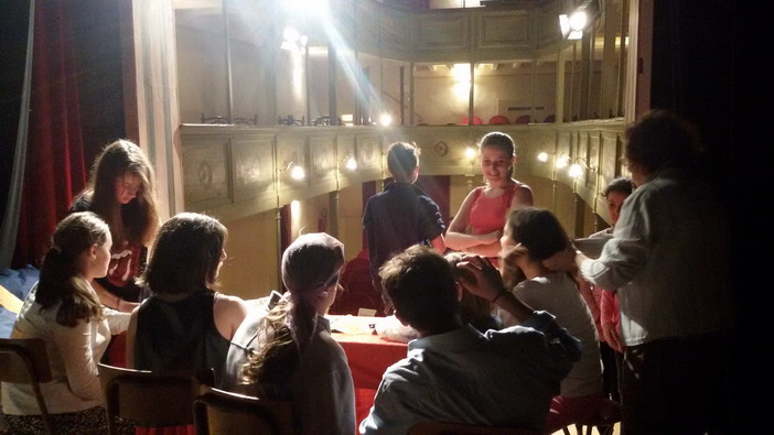 Pieve di Teco: successo per le rappresentazioni teatrali messe in scena dai ragazzi del laboratorio di teatro della scuola secondaria