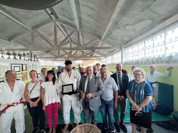 Taggia: Lorenzo Rossi campione di judo, una targa da Regione Liguria per i meriti sportivi