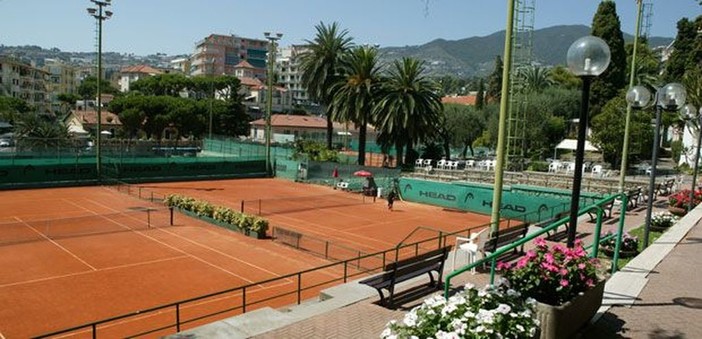 Al Tennis Sanremo in arrivo i corsi dedicati agli adulti: nelle giornate di prova la racchetta te la imprestano loro!