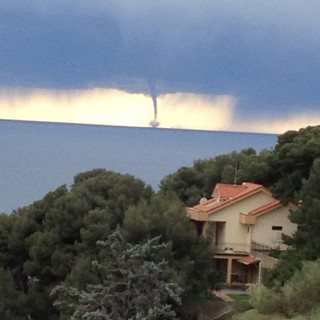 Sanremo: la foto di un lettore sulla tromba d'aria di questa mattina