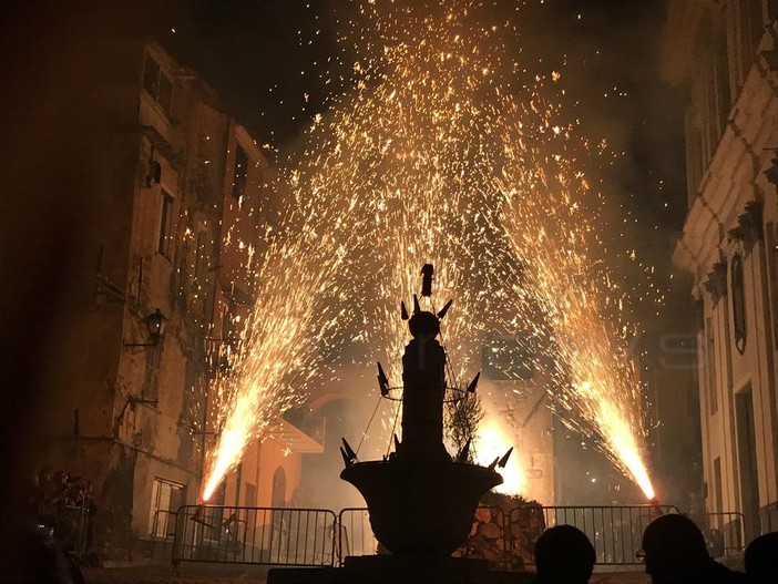 Taggia si accende con la magia di San Benedetto, le fontane di luce invadono le piazze del centro storico (Foto)