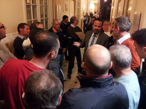 I tassisti di Sanremo nell'atrio della sala consigliare con il sindaco