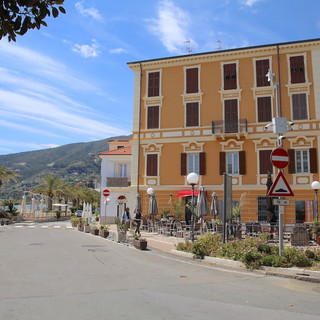 Ospedaletti: ordinanza del sindaco, vietato girare in strada a torso nudo o in costume da bagno