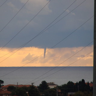 Diano Marina: trombe d'aria davanti alla costa, le suggestive immagini di un lettore