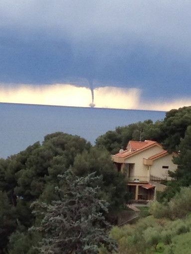 Sanremo: la foto di un lettore sulla tromba d'aria di questa mattina