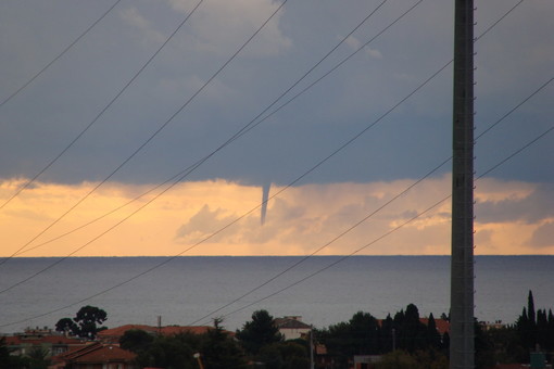 Diano Marina: trombe d'aria davanti alla costa, le suggestive immagini di un lettore