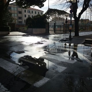 Vallecrosia: salta un tombino e via Don Bosco si riempie d'acqua, disagi per pedoni e automobilisti