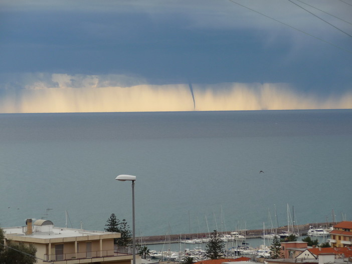 Sanremo: tromba d'aria al largo sulla costa, quattro immagini del lettore Andrea