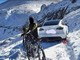 Sull'Alta Via del Sale (chiusa) con la Tesla: due giovani abbandonano l'auto nella neve